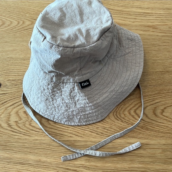 Fini the label hat - Picture 2 of 2